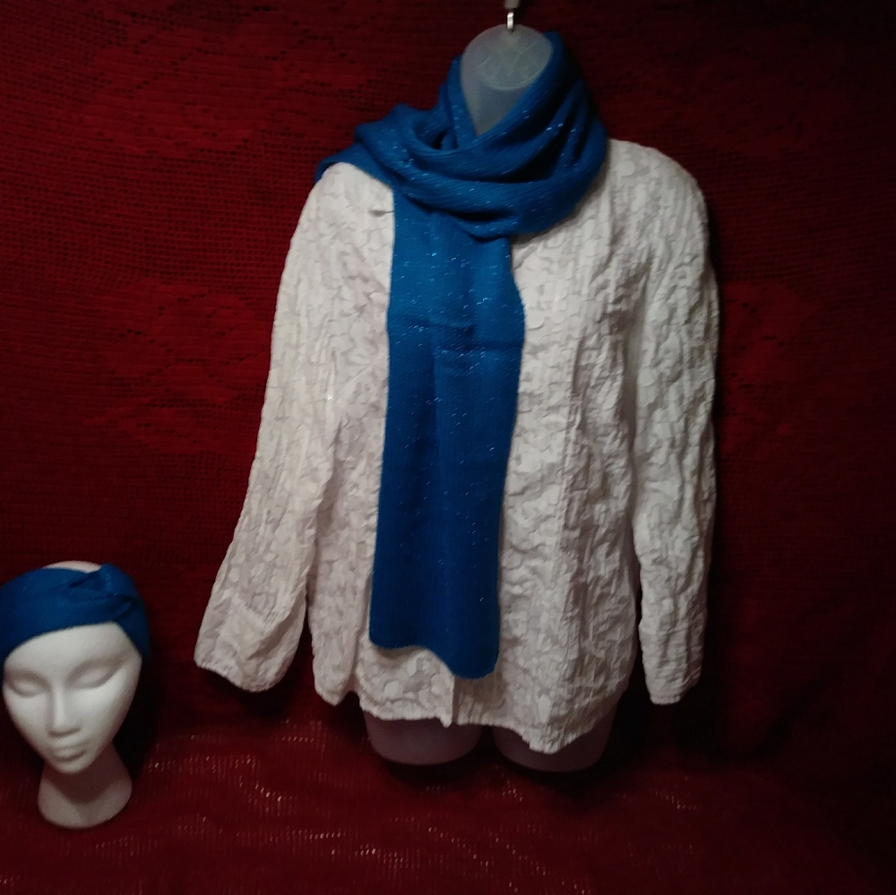 NWT- KNITTED BLUE SCARF- ONE SIZE